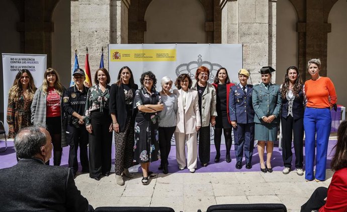 La presidenta de la Comisión de Igualdad del Congreso  Carmen Calvo, y la delegada del Gobierno, Gloria Calero , posan junto mujeres reconocidas por su trabajo durante la pandemia 
