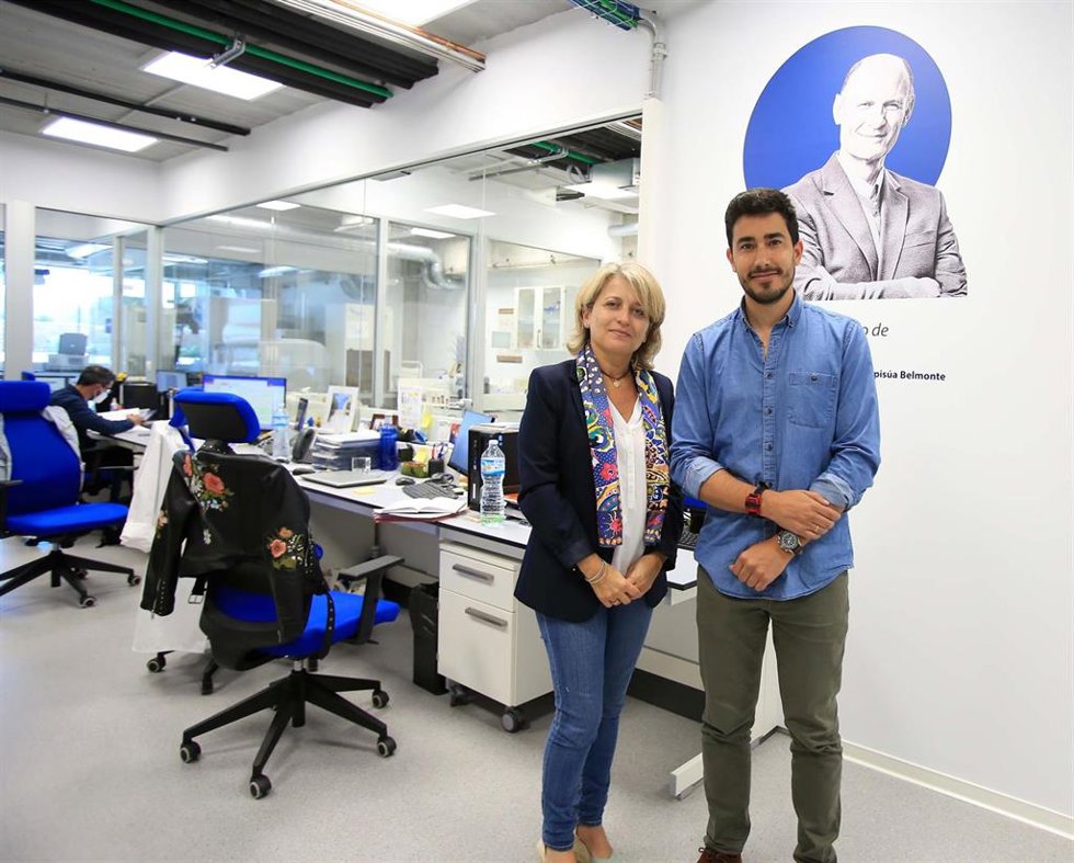 Estrella Núñez y Rubén Rabadán, coautores del artículo, en el laboratorio 'Izpisua Belmonte', del UCAM HiTech