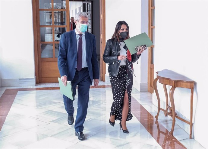 La presidenta del Parlamento andaluz, Marta Bosquet, y el letrado mayor de la Cámara, Ángel Marrero, en una foto de archivo.