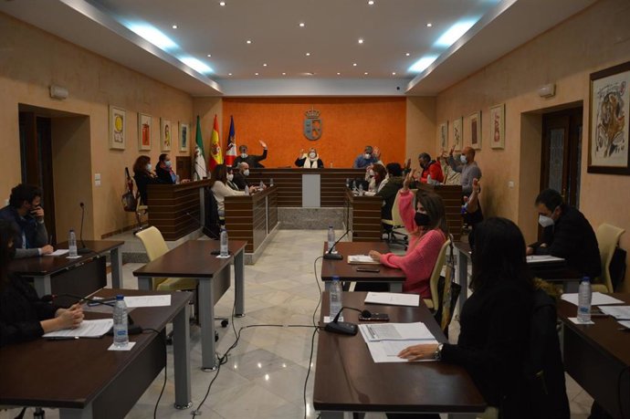 Imagen del pleno extraordinario de Almonte (Huelva).