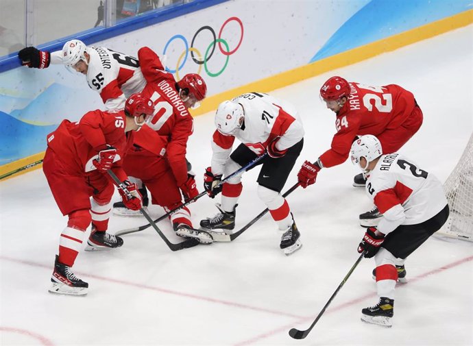 Archivo - Jugadores de Rusia y China en un partido de hockey sobre hielo de los pasados Juegos Olímpicos