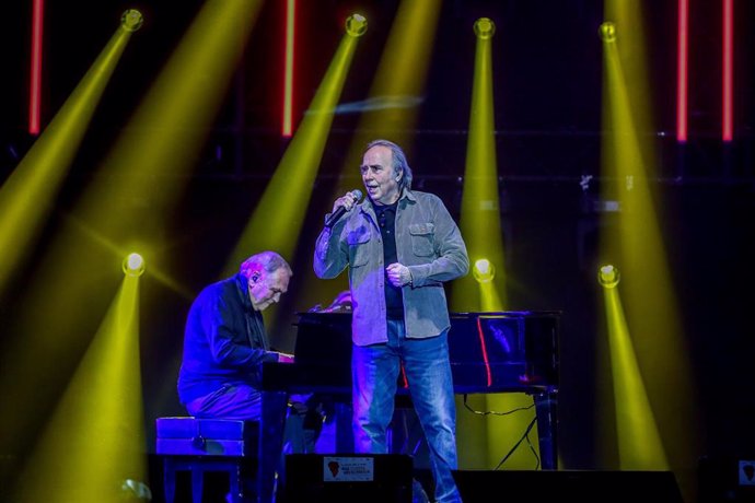 Archivo - El cantante Joan Manuel Serrat actúa en el concierto solidario La música con La Palma: Más fuertes que el volcán en  Wizink Center, a 8 de enero de 2022, en Madrid (España)