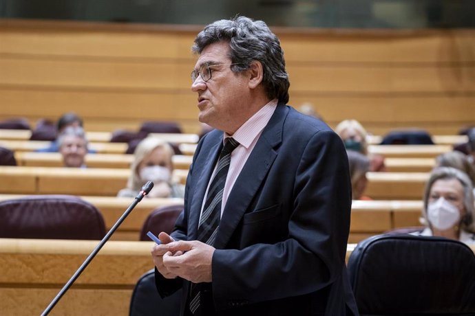 El ministro de Inclusión, Seguridad Social y Migraciones, José Luis Escrivá, interviene en una sesión de control al Gobierno en el Senado, a 26 de abril de 2022, en Madrid (España). 