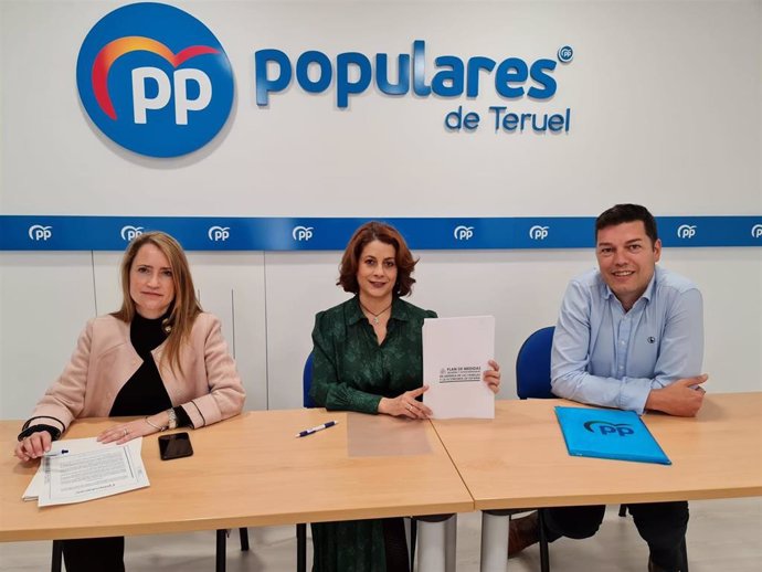 La secretaria general del PP Teruel y diputada en la DPT, Yolanda Sevilla, la alcaldesa de Teruel y diputada provincial, Emma Buj, y el portavoz de la formación en el Ayuntamiento turolense, Javier Domingo.