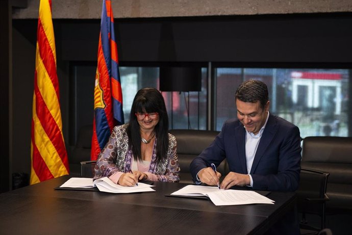 La directora general de la Fundación FC Barcelona, Marta Segú, y el director corporativo de Educación y Marketing de la Fundación La Caixa, Xavier Bertolín, firman el convenio del programa