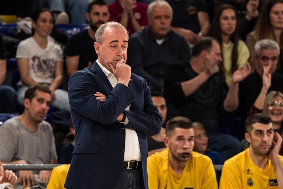 Txus Vidorreta, pensativo durante un partido del Lenovo Tenerife