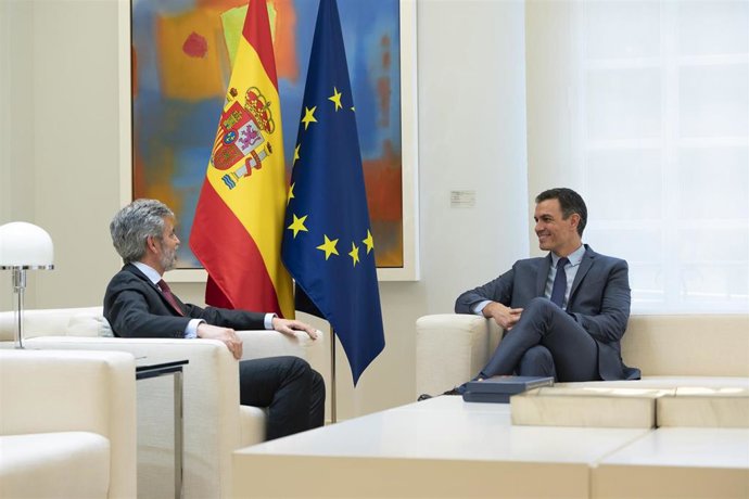El presidente del Gobierno, Pedro Sánchez, recibe en La Moncloa al presidente del Tribunal Supremo y del Consejo General del Poder Judicial, Carlos Lesmes.