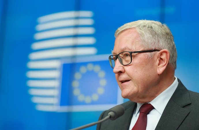 Archivo - HANDOUT - 12 July 2021, Belgium, Brussels: Managing Director of the European Stability Mechanism Klaus Regling attends a joint press conference with European Commissioner for Economy Paolo Gentiloni and Eurogroup president Paschal Donohoe, at 