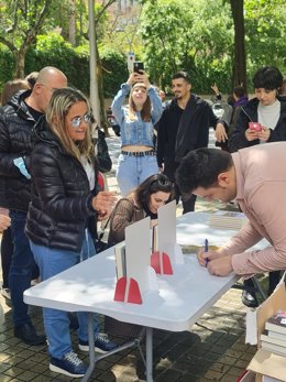 Firma de libros en uno de los expositores de Círculo Rojo