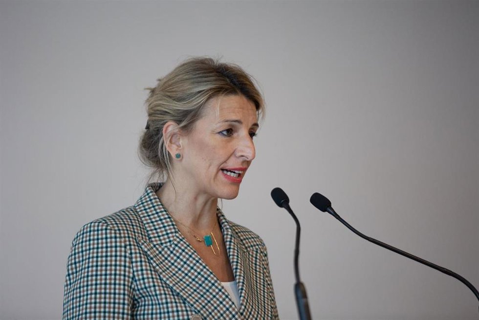 La vicepresidenta segunda del Gobierno y ministra de Trabajo y Economía Social, Yolanda Díaz, interviene durante su visita a la fábrica Alstom Transporte, a 22 de abril de 2022, en Santa Perptua de Mogoda, Barcelona, Cataluña (España).