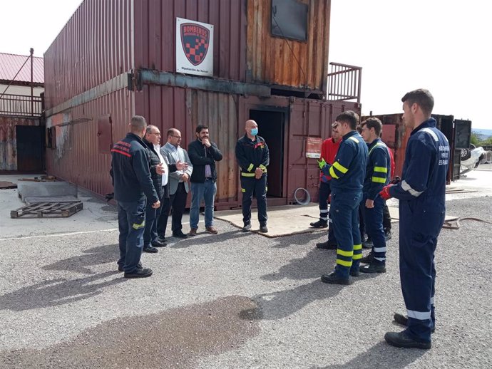 El vicepresidente de la Diputación de Teruel, Alberto Izquierdo, visita a los alumnos del ciclo de emergencias realizan sus prácticas con los bomberos de la institución provincial.