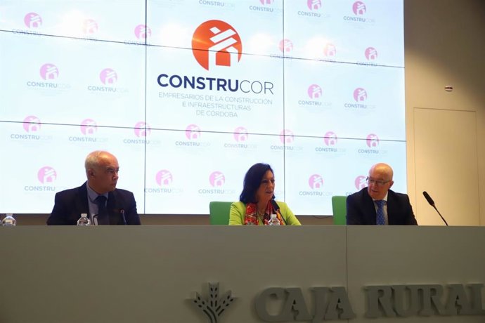 La reelegida presidenta de Construcor, María Dolores Jiménez (centro), durante la asamblea.