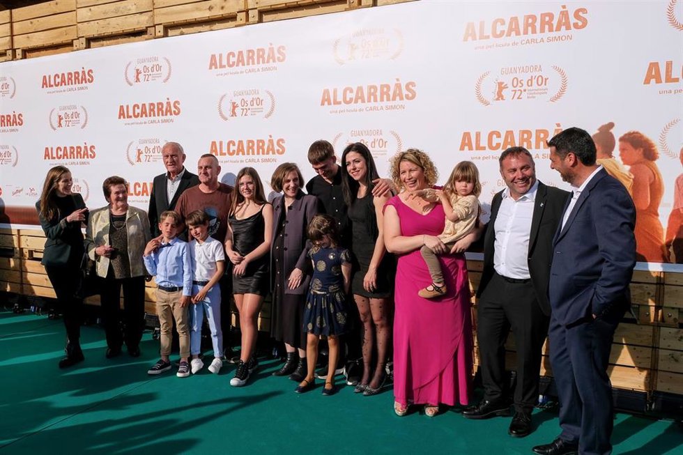 El equipo de la película 'Alcarrs' de Carla Simón, en el preestreno este martes en el Palau de la Llotja de Lleida