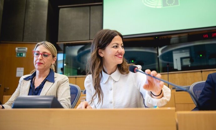 Imagen de la eurodiputada y portavoz federal de IU, Sira Rego, y la dirigente de Podemos y también europarlamentaria María Eugenia Rodríguez Palop.