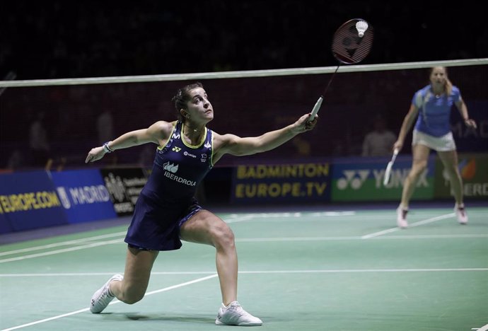 Carolina Marín devuelve un golpe durante su estreno en el Europeo de Bádminton de Madrid