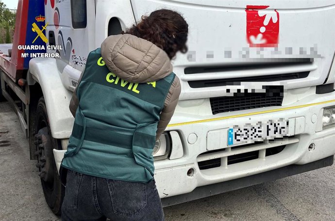 La Guardia Civil toma muestras en un camión