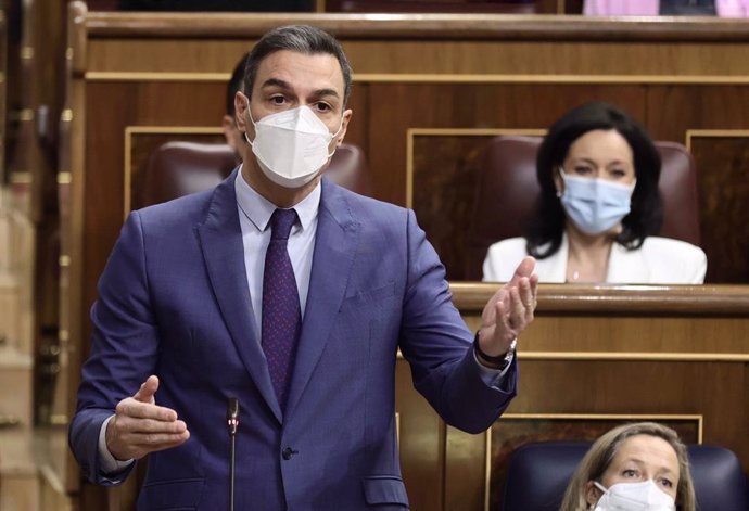 El presidente del Gobierno, Pedro Sánchez, interviene en una sesión plenaria, en el Congreso de los Diputados, a 6 de abril de 2022, en Madrid (España). El pleno está centrado en las preguntas de la oposición al Gobierno entre las que destacan si están 