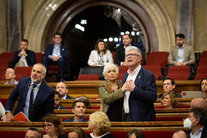 Los diputados de Cs Carlos Carrizosa, Anna Grau y Matías Alonso después de que la presidenta del Parlament, Laura Borrs, haya expulsado a Alonso del pleno.
