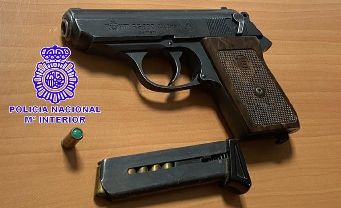 Imagen del arma de fogueo incautada el detenido en Valladolid