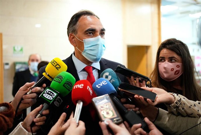 Archivo - El consejero de Sanidad, Raúl Pesquera