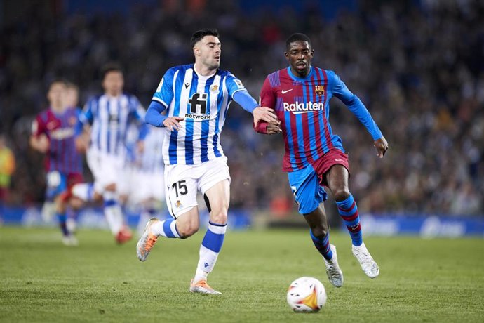 Diego Rico y Ousmane Dembele disputan un balón en el  FC Barcelona - Real Sociedad en el Reale Arena.