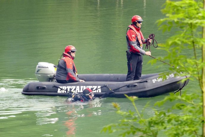 Emergencia de Euskadi buscan a un joven migrante desaparecido el pasado día 18 en el río Bidasoa