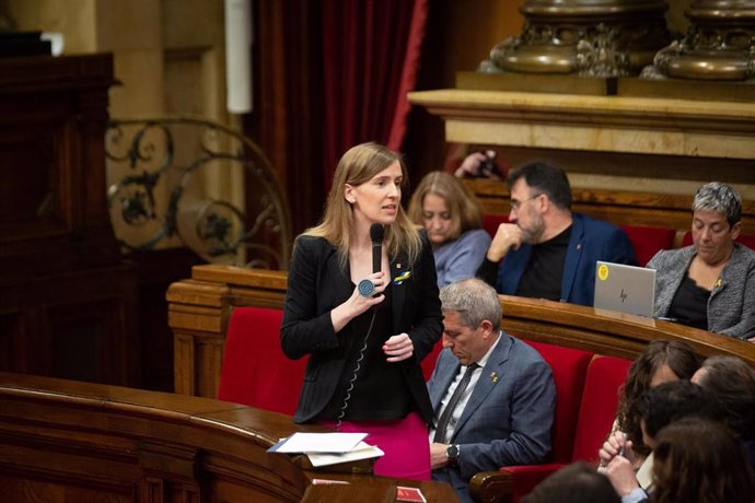 La consellera de Acción Exterior y Gobierno Abierto de la Generalitat, Victria Alsina, en el pleno del Parlament el 27 de abril.