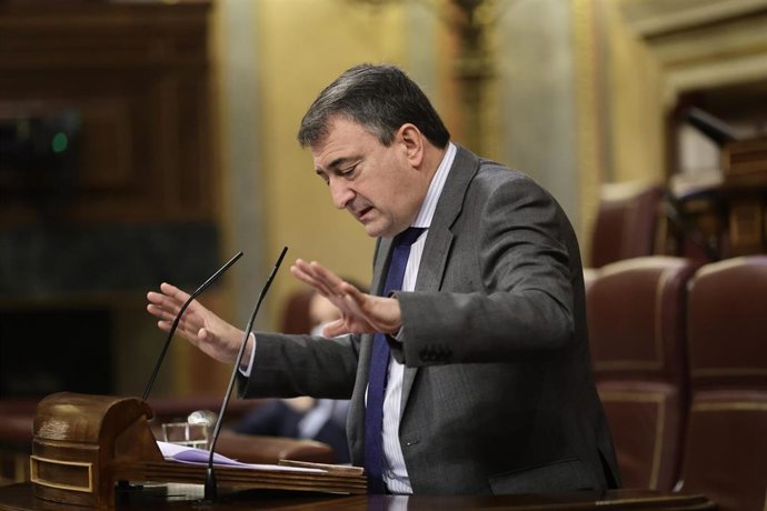 El portavoz del PNV en el Congreso de los Diputados, Aitor Esteban, interviene en una sesión plenaria, en el Congreso de los Diputados