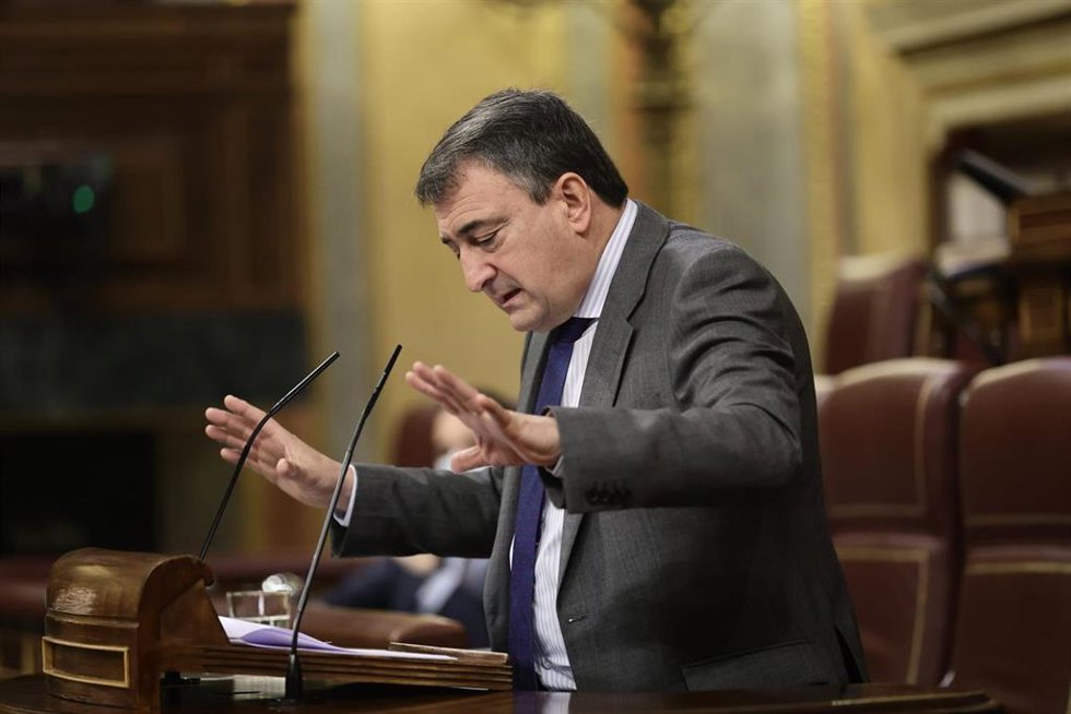 El portavoz del PNV en el Congreso de los Diputados, Aitor Esteban, interviene en una sesión plenaria, en el Congreso de los Diputados