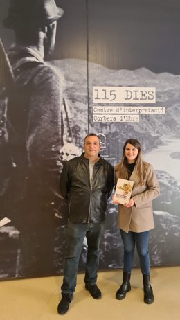 El director del Comebe, Batiste Forcadell, y la comisaria de la exposición, Anna Sospedra.