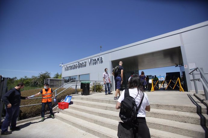 Archivo - Trabajadores de la planta de Mercedes-Benz de Vitoria entran a las instalaciones