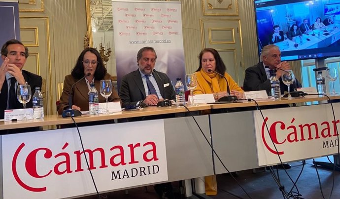 La viceconsejera de Justicia de la Comunidad de Madrid, Yolanda Ibarrola, el presidente de la Cámara de Comercio, Ángel Assensio, el CEO de ISDE, Juan José Sánchez Puig, y Alejandro Halffter, secretario general de la Cámara de Comercio de Madrid, y la á