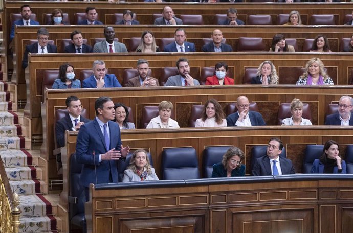 El presidente del Gobierno, Pedro Sánchez, respindiendo en el Congreso