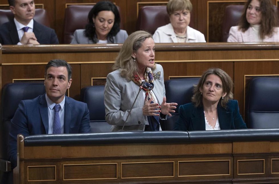 La vicepresidenta primera del Gobierno y ministra de Asuntos Económicos y Transformación Digital, Nadia Calviño, interviniendo en el Pleno del Congreso