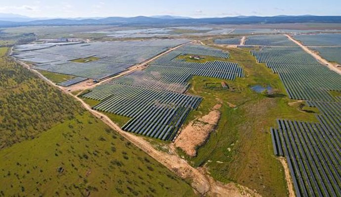 Vista aérea de una planta fotovoltaica en construcción por Abengoa y FCC Industrial en España.