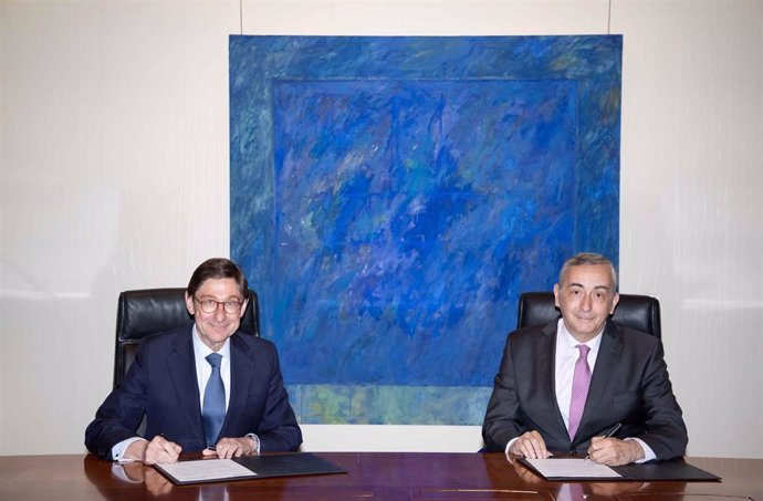 El presidente de CaixaBank, José Ignacio Goirigolzarri, y el director general de la Fundación de los Bancos y Cajas de CECA (Funcas), Carlos Ocaña, en el acto de firma del acuerdo.