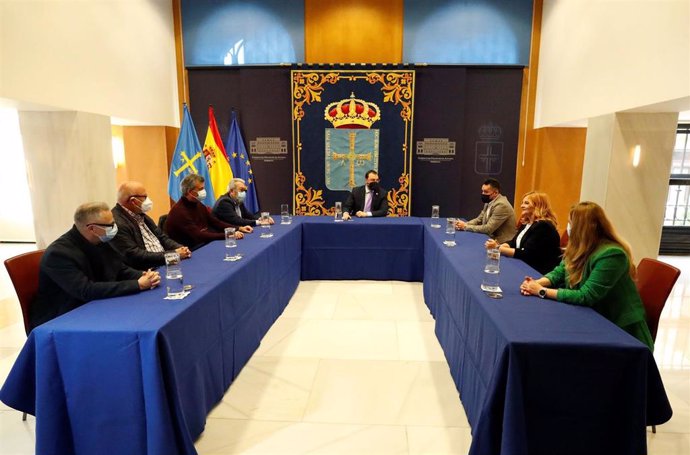 Reunión del presidente del Principado, Adrián Barbón, con los premiados por UGT-Asturias con motivo del 1 de mayo