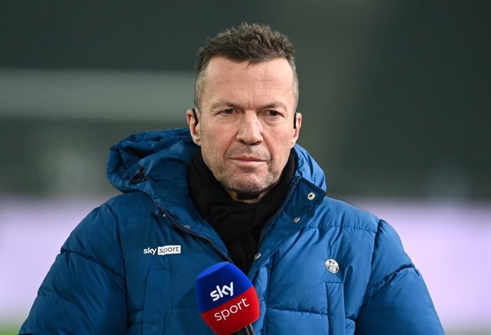 Archivo - 15 January 2022, North Rhine-Westphalia, Moenchengladbach: Former German footballer and Sky pundit Lothar Matthaus pictured prior to the start of the German Bundesliga soccer match between Borussia Moenchengladbach and Bayer Leverkusen at the 