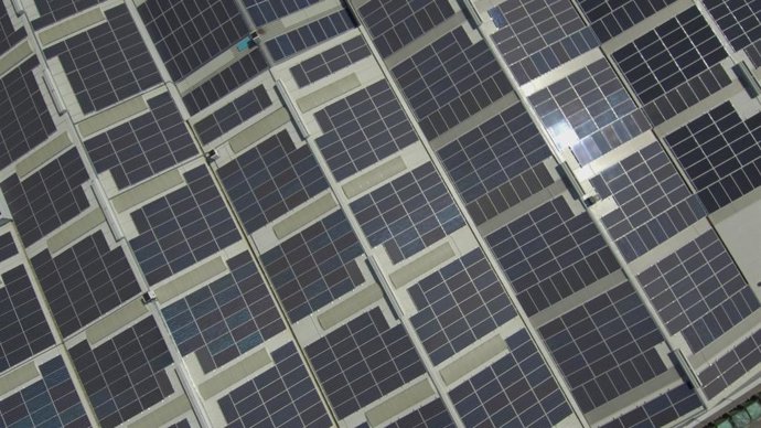 Instalación de EnchufeSolar realizada en una industria.