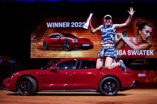 La tenista polaca Iga Swiatek tras conquistar el título en el torneo de Stuttgart 2022