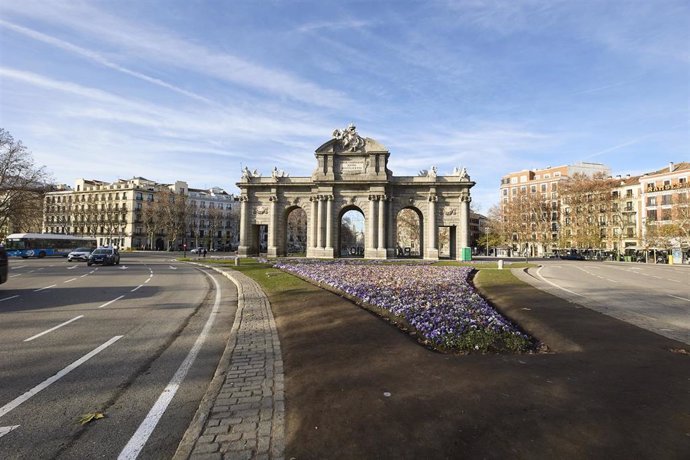 Archivo - Puerta de Alcalá el día de Año Nuevo, a 1 de enero de 2022, en Madrid.