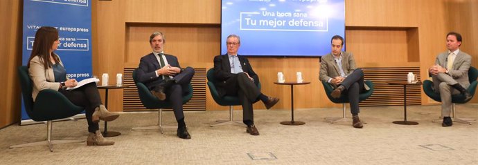 (I-D) La redactora jefe de Salud de Europa Press, Eva Concha; el director General de Moonz, Javier Girón de Velasco; el vicepresidente de la Fundación Española del Corazón, José Luis Palma; el neurólogo en Unidad de Ictus del Hospital Universitario La P