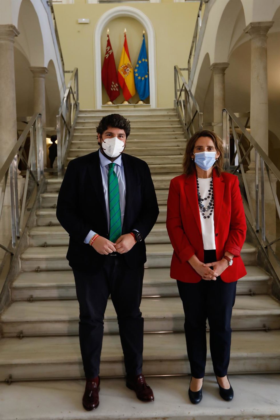 Archivo - El presidente de la Región de Murcia, Fernando López Miras, posa con la vicepresidenta tercera y ministra para la Transición Ecológica y el Reto Demográfico (MITECO), en el Palacio de San Esteban, a 11 de febrero de 2022