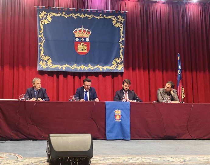 En el centro,  el vicerrector de Responsabilidad Social, Cultural y Deporte de la UBU, Delfín Ortega  y a su derecha el vicepresidente de la Junta, Juan García-Gallardo.