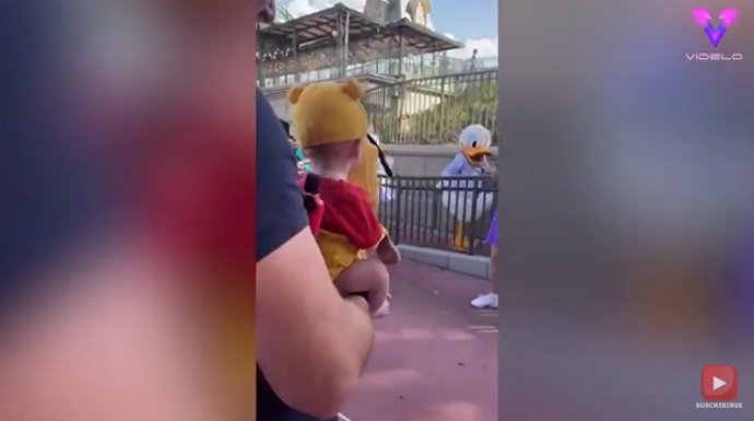 Bebé disfrazado de Winnie The Pooh se encuentra con el personaje