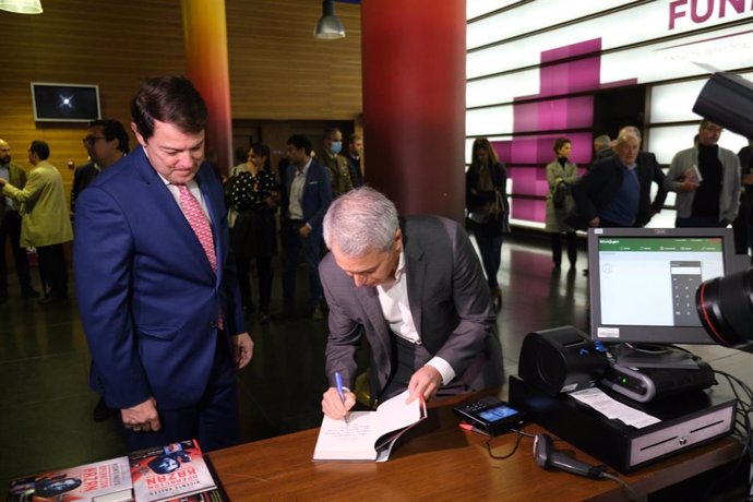 Vicente Vallés (I) firma su libro al presidente de la Junta (I).