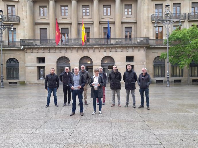 Alcaldes de EH Bildu frente al Palacio de Navarra