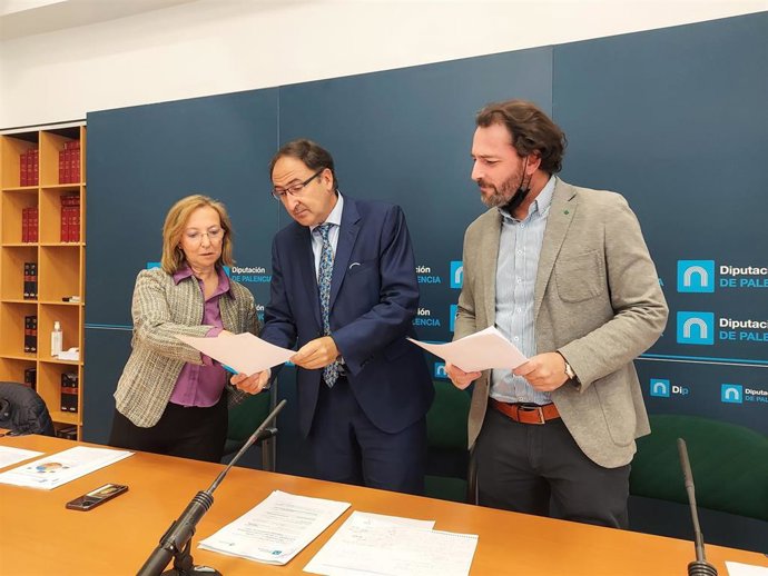 Conchita García, Alfonso Polanco y César Burón presentan el programa de acción socio- comunitaria de la Diputación en la Provincia.