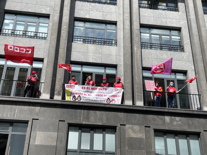 Delegados de CCOO y UGT se encierran en la oficina proincial de Correos de Oviedo