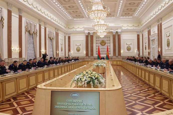 Alexander Lukashenko, presidente de Bielorrusia, encabeza una reunión de seguridad
